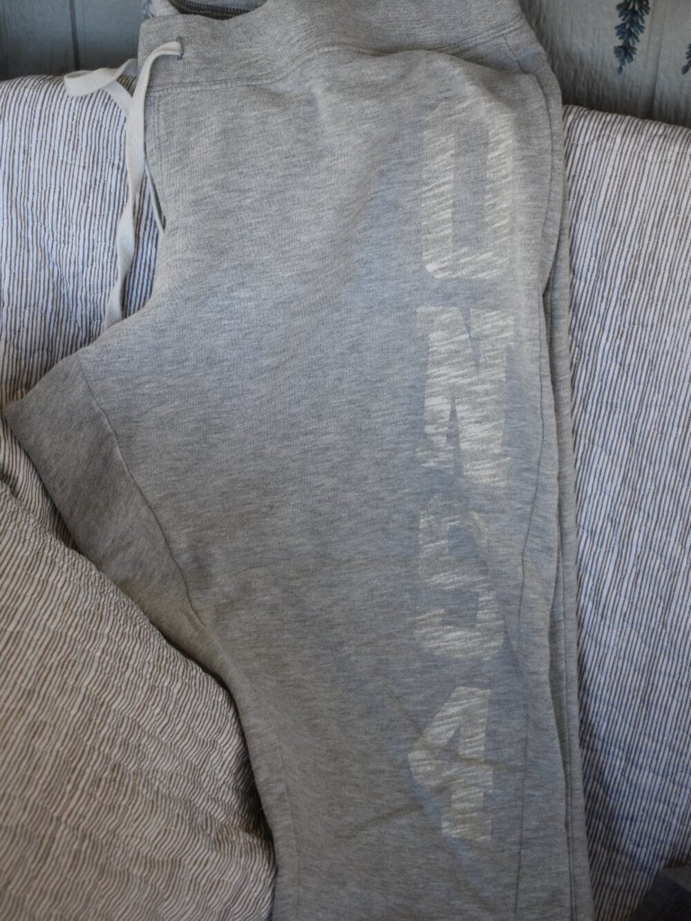 Old Navy Light Grey Graphic Joggers / Sweatpants – Women's Size 2X Plus